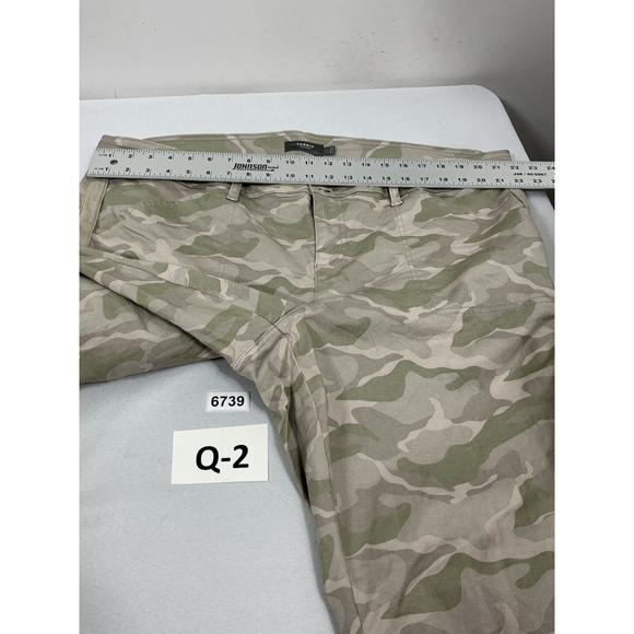 Womans Excellent Condition Torrid Camo Capri Jeans 22 Gray Beige Cuffs - Picture 6 of 9